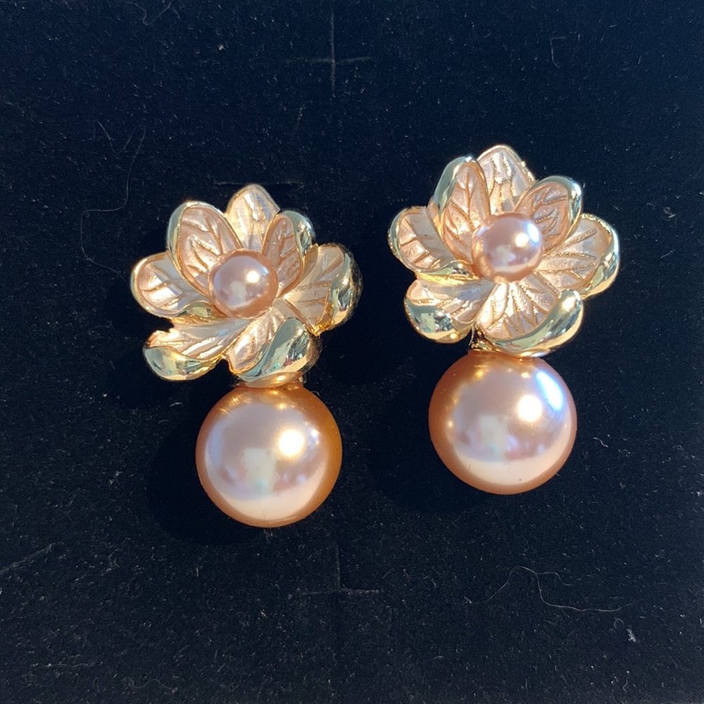 Metallic gold flower earrings